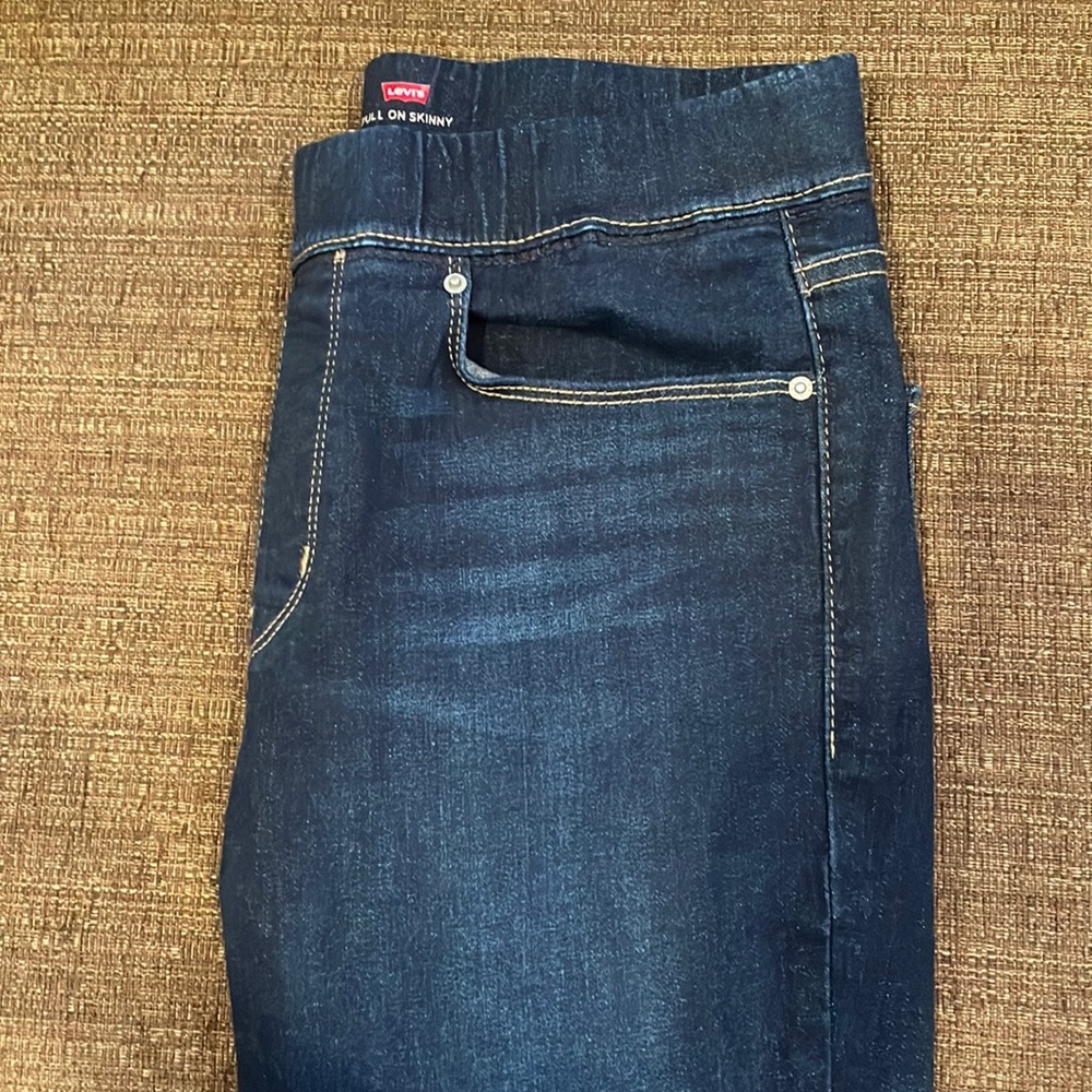 Levi’s pull on skinny jeans-dark wash